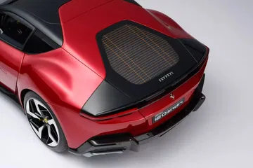 Vista trasera-lateral Ferrari con enfoque en el diseño aerodinámico y distintivo.