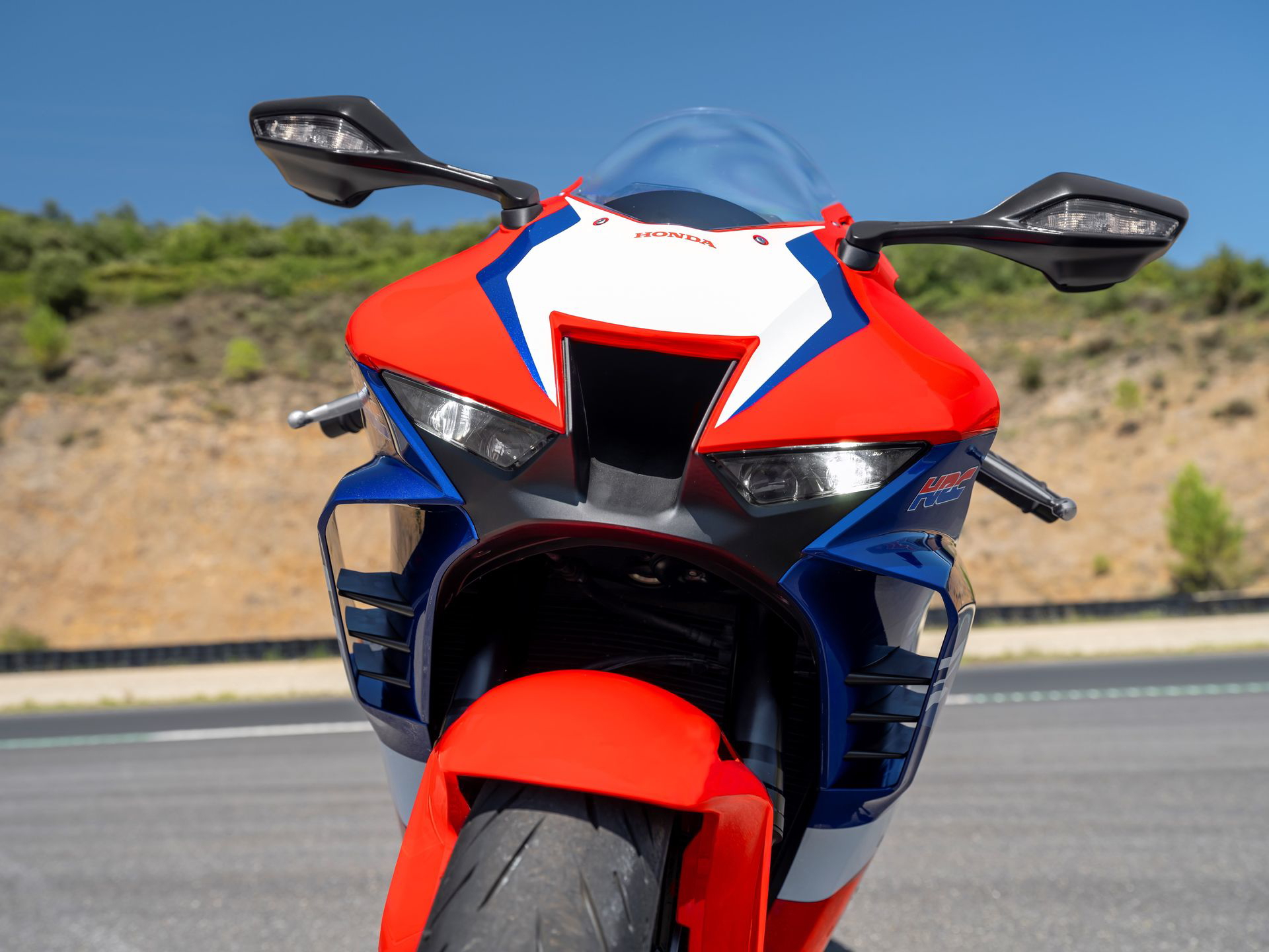 Vista frontal Honda CBR1000RR-R Fireblade, destaca su agresividad y diseño aerodinámico.