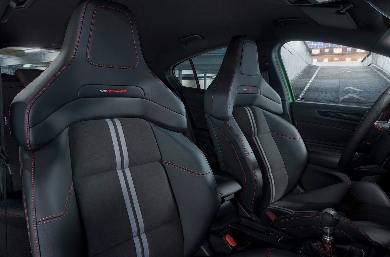 Asientos tipo bucket con tapizado deportivo y excelente sujeción lateral. Asientos tipo bucket con tapizado deportivo y excelente sujeción lateral.