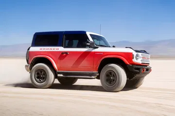Ford Bronco Stroppe, imponente en su perfil, domina la arena.