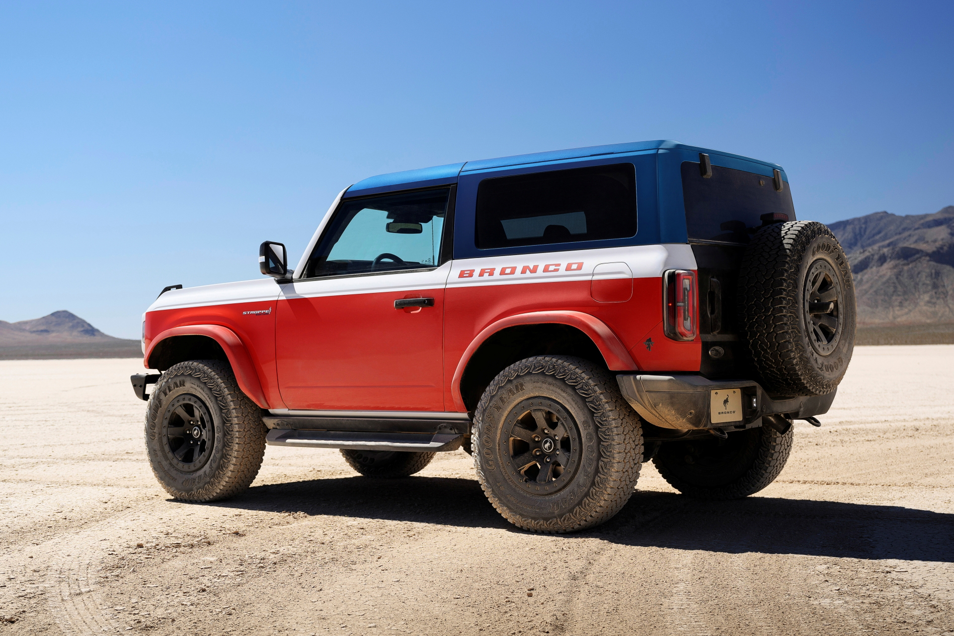 Vista lateral del Ford Bronco Stroppe, robustez y estilo clásico.