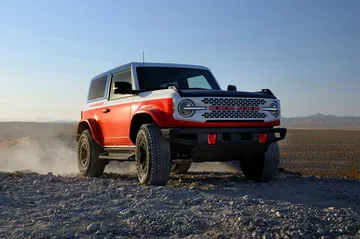 Ford Bronco Stroppe en acción, dominando terrenos difíciles con estilo.