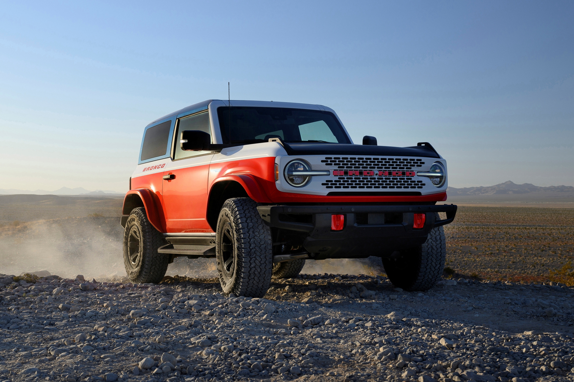 Ford Bronco Stroppe en acción, dominando terrenos difíciles con estilo.