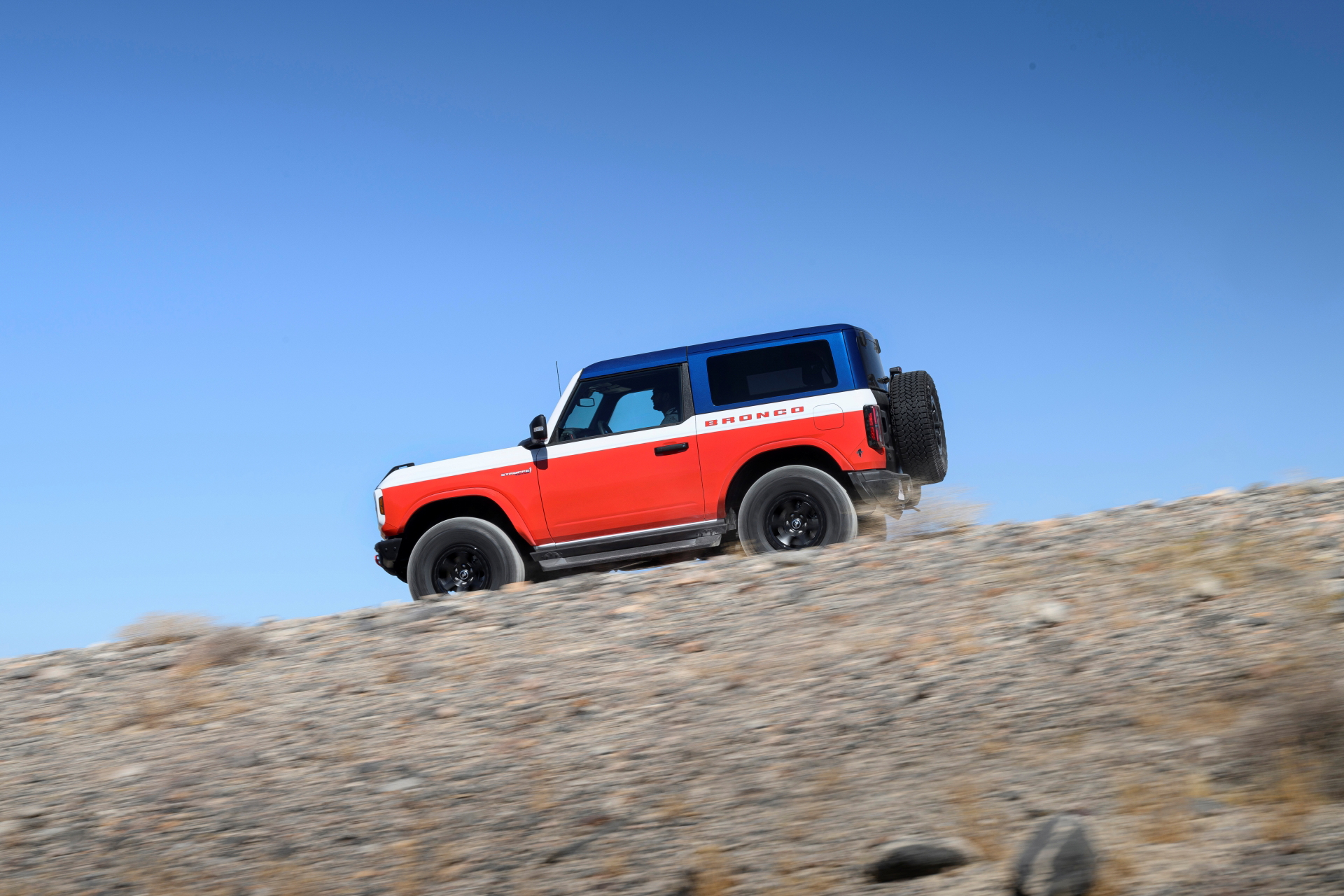 Ford Bronco Stroppe en acción, mostrando sus capacidades todoterreno