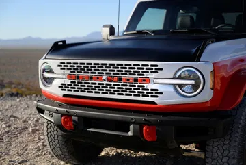 Vista frontal del robusto Ford Bronco Stroppe, imponente en cualquier terreno.