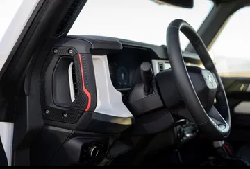 Vista detallada de los asientos y acabados interiores del Ford Bronco Stroppe.
