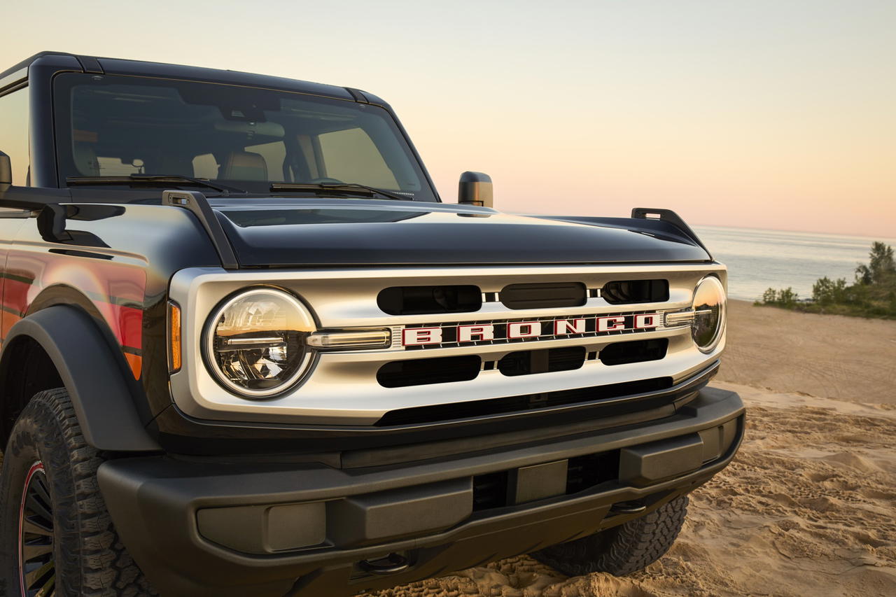 Ford Bronco con estética setentera y líneas robustas. Ford Bronco con estética setentera y líneas robustas.