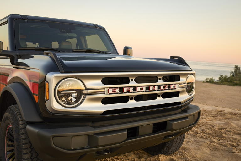 Ford Bronco con estética setentera y líneas robustas. Ford Bronco con estética setentera y líneas robustas.
