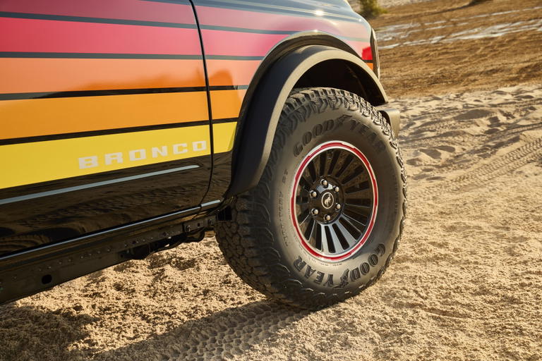 Ford Bronco con est&eacute;tica setentera y robusta suspensi&oacute;n