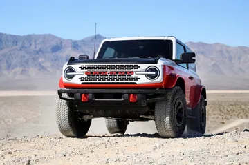 Vista delantera lateral Ford Bronco Stroppe enfatiza su robustez y carácter off-road.