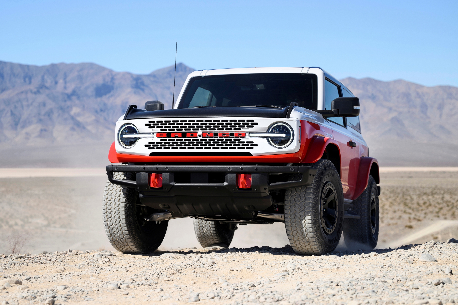 Vista delantera lateral Ford Bronco Stroppe enfatiza su robustez y carácter off-road.