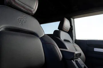 Vista de los asientos en cuero destacando su ergonomía y estilo elegante.