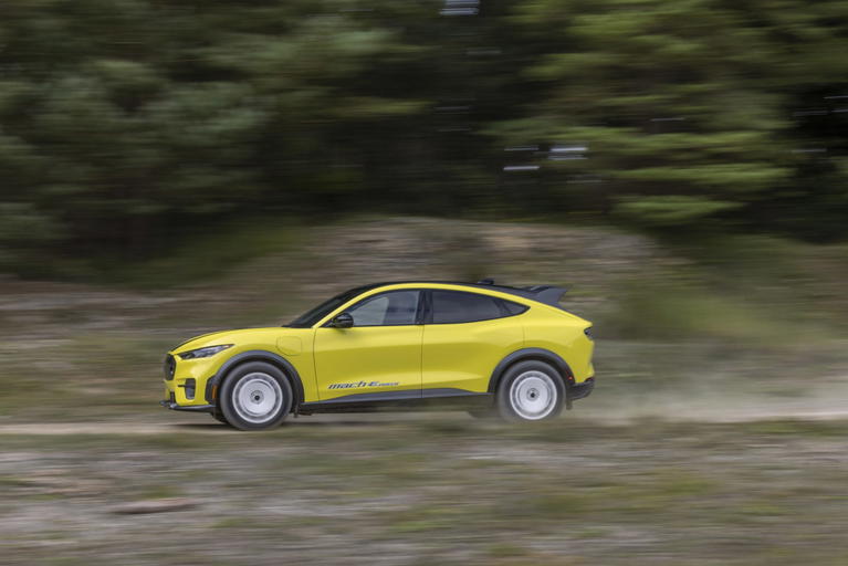 Paneo din&aacute;mico del Ford Mustang Mach-E en rally, destacando su vivacidad.