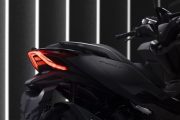 Vista trasera del Honda Forza 125, mostrando su diseño y luces LED.