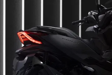 Vista trasera del Honda Forza 125, mostrando su diseño y luces LED.