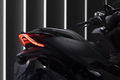 Vista trasera del Honda Forza 125, mostrando su diseño y luces LED.