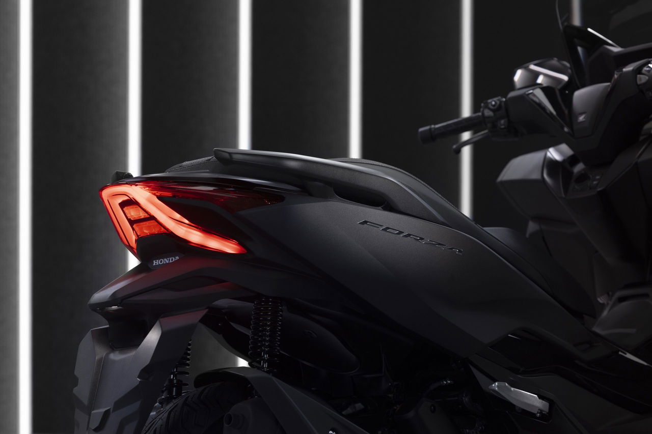 Vista trasera del Honda Forza 125, mostrando su diseño y luces LED.
