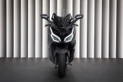 Vista frontal Honda Forza 125, estética afilada y moderna para el 2025.