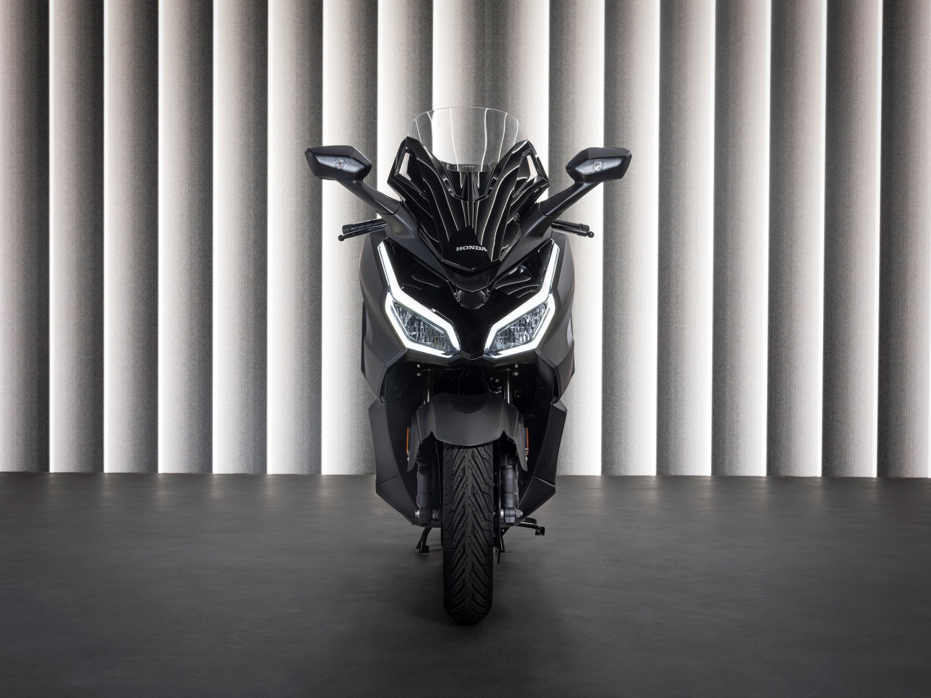 Vista frontal Honda Forza 125, estética afilada y moderna para el 2025.