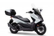 Honda Forza 125 actualizado con diseño elegante y prestaciones mejoradas.