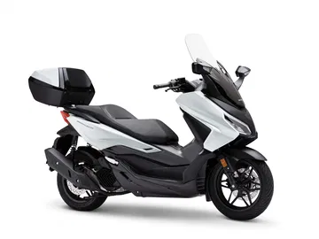 Honda Forza 125 actualizado con diseño elegante y prestaciones mejoradas.