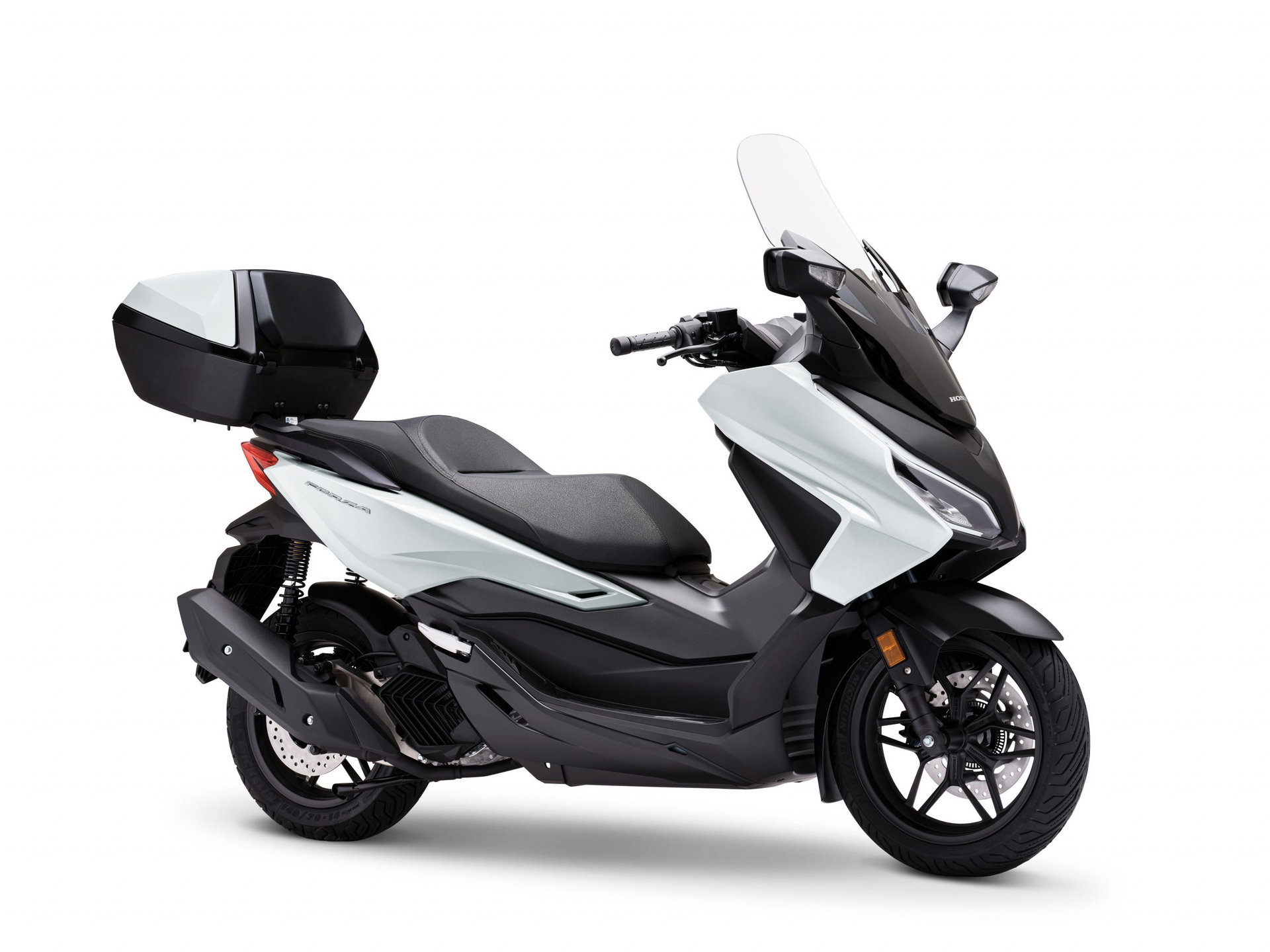 Honda Forza 125 actualizado con diseño elegante y prestaciones mejoradas.