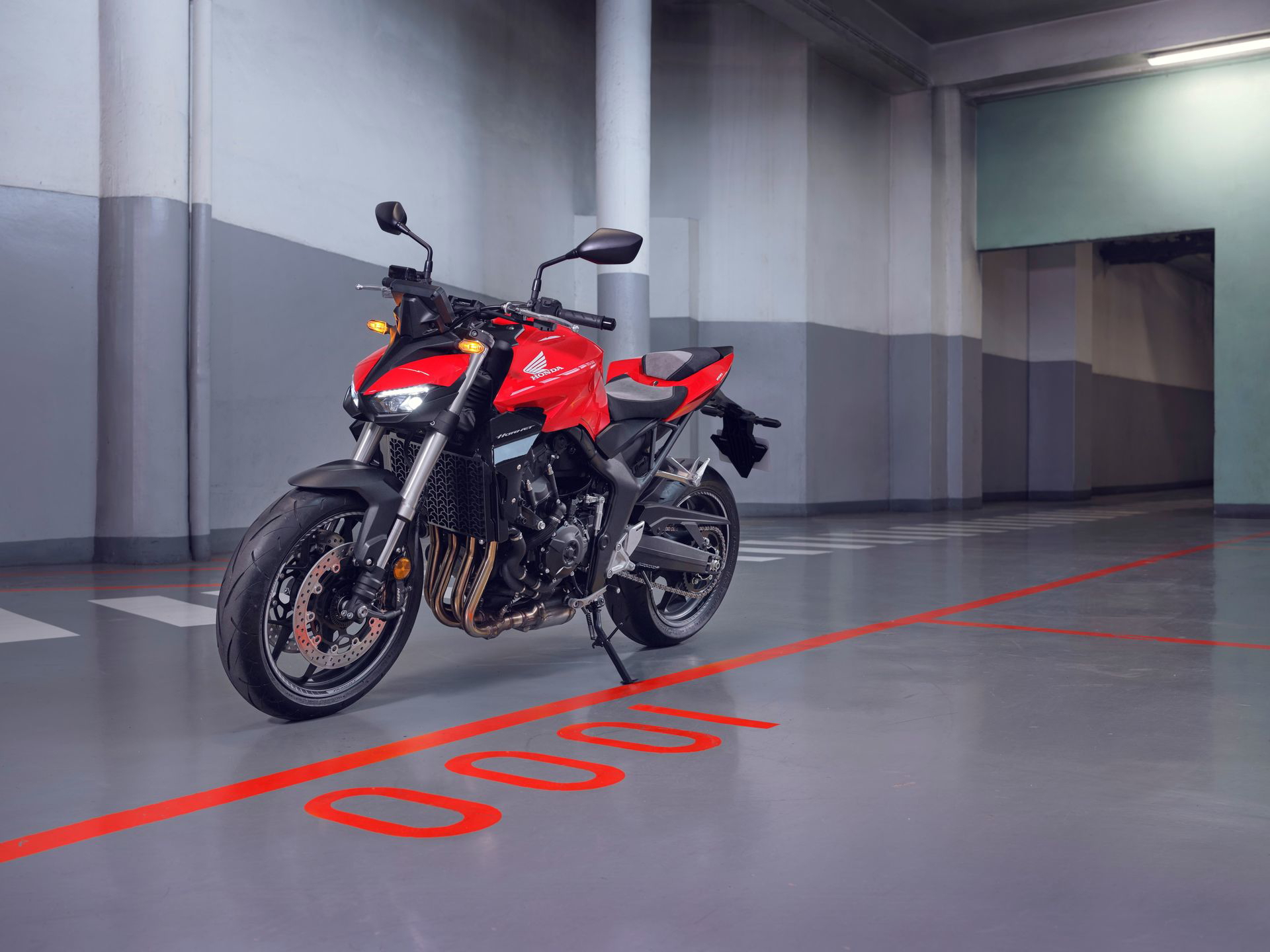 La Honda CB1000 Hornet destaca por su diseño agresivo y prestaciones afiladas.