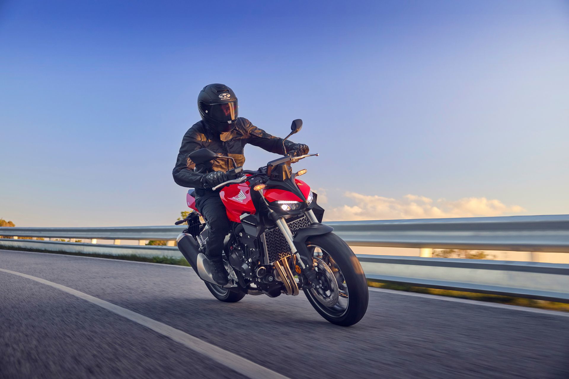 La Honda CB1000 Hornet despliega su potencia y estilo en ruta abierta.