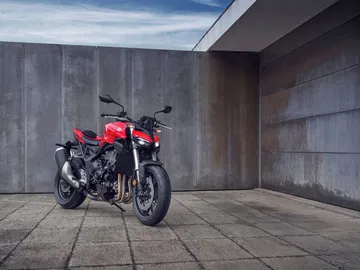 La nueva Honda CB1000 Hornet posa con un diseño agresivo y líneas modernas.