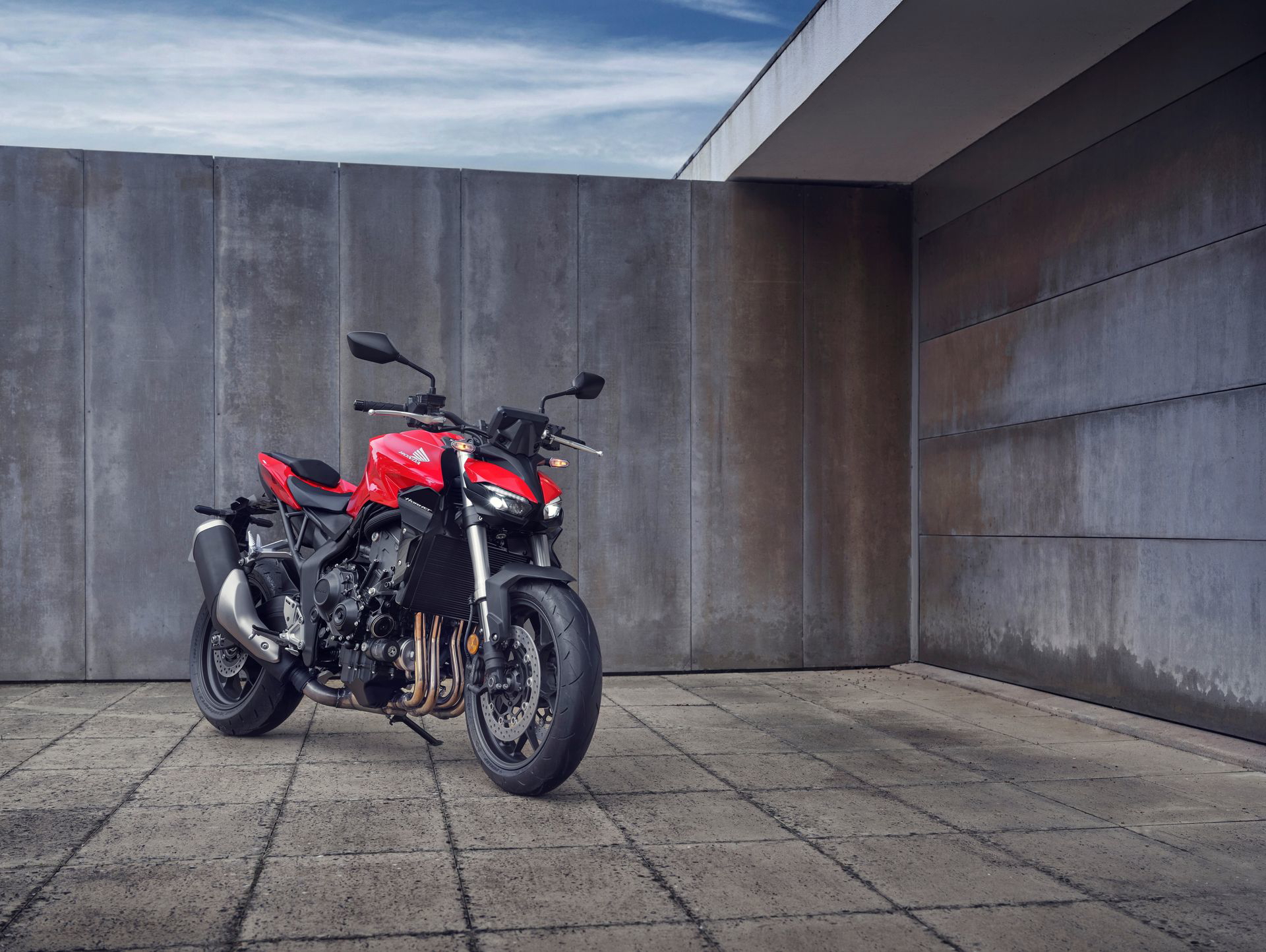 La nueva Honda CB1000 Hornet posa con un diseño agresivo y líneas modernas.