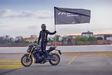 La nueva Honda CB1000 Hornet despliega su esencia deportiva y diseño agresivo.