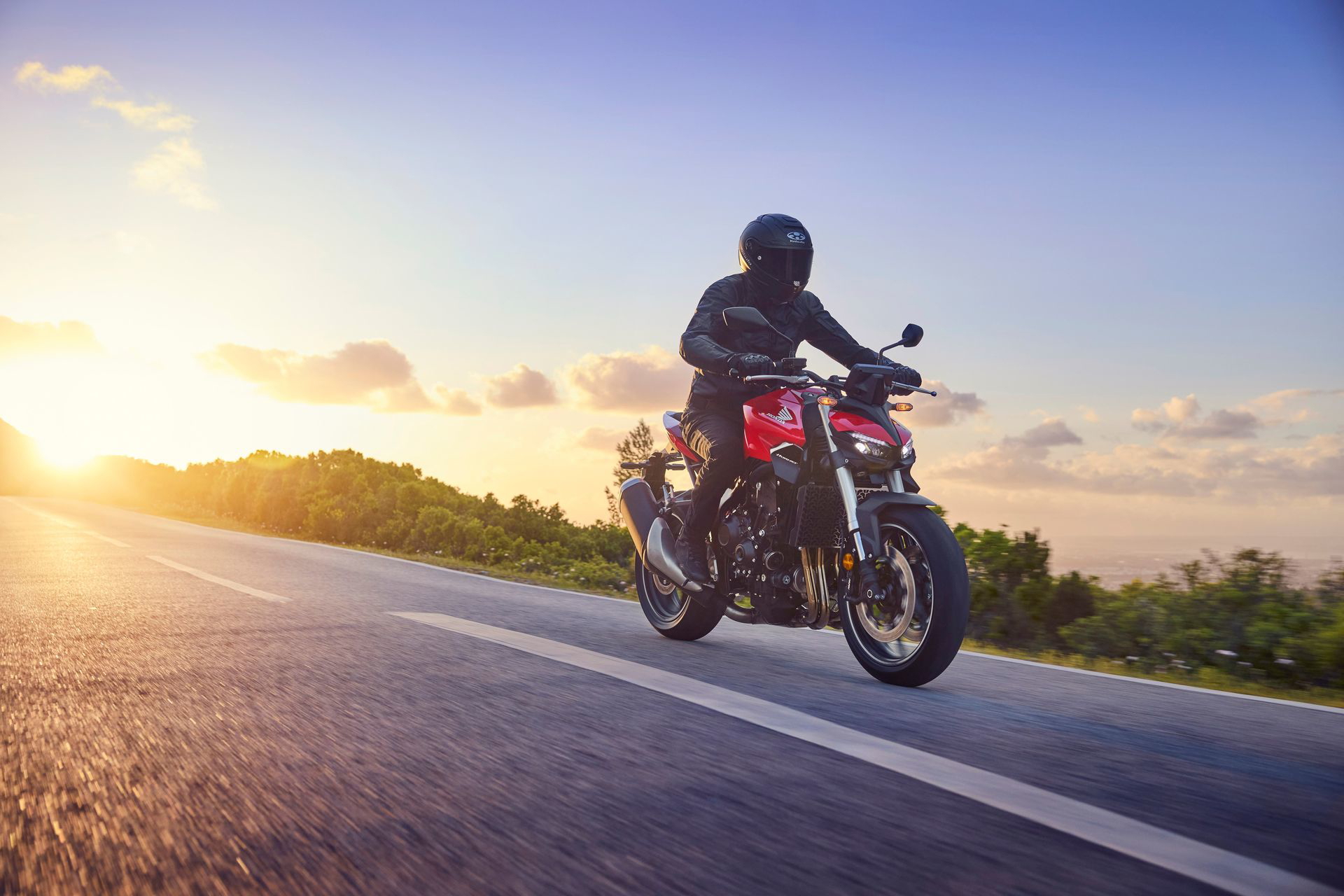 La nueva CB1000 Hornet deslumbra con su diseño agresivo y dinámico.