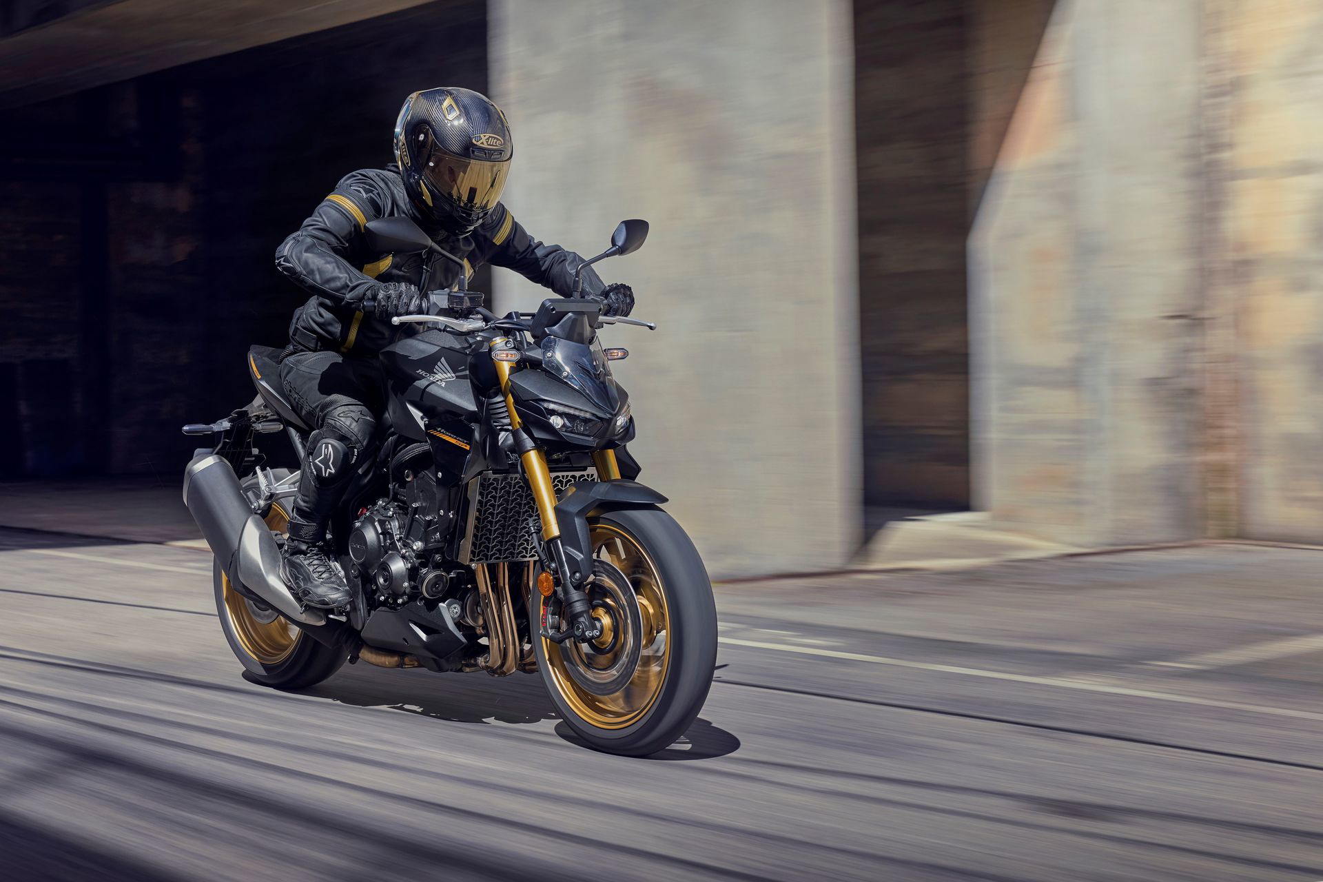 Honda CB1000 Hornet: renacimiento icónico cuatro cilindros