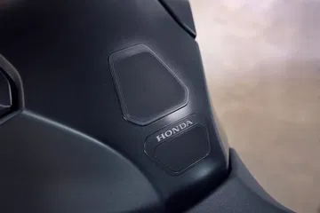 Vista de textura y detalle del depósito de la Honda CB1000 Hornet.