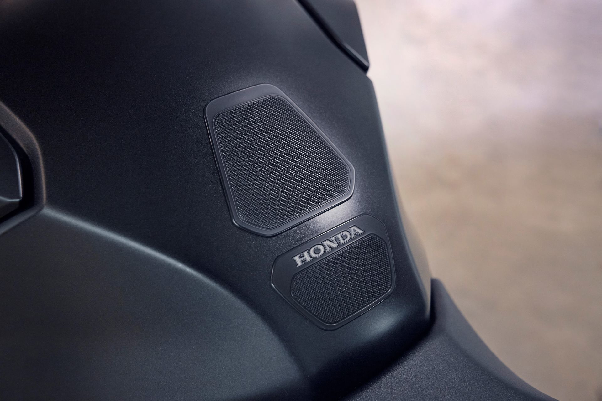 Vista de textura y detalle del depósito de la Honda CB1000 Hornet.