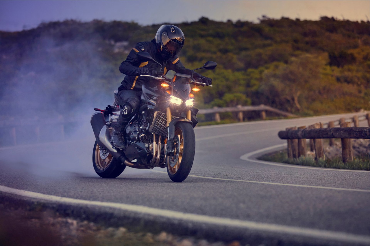 La nueva Honda CB1000 Hornet 2025 brilla en acción mostrando su perfil agresivo y diseño vanguardista.