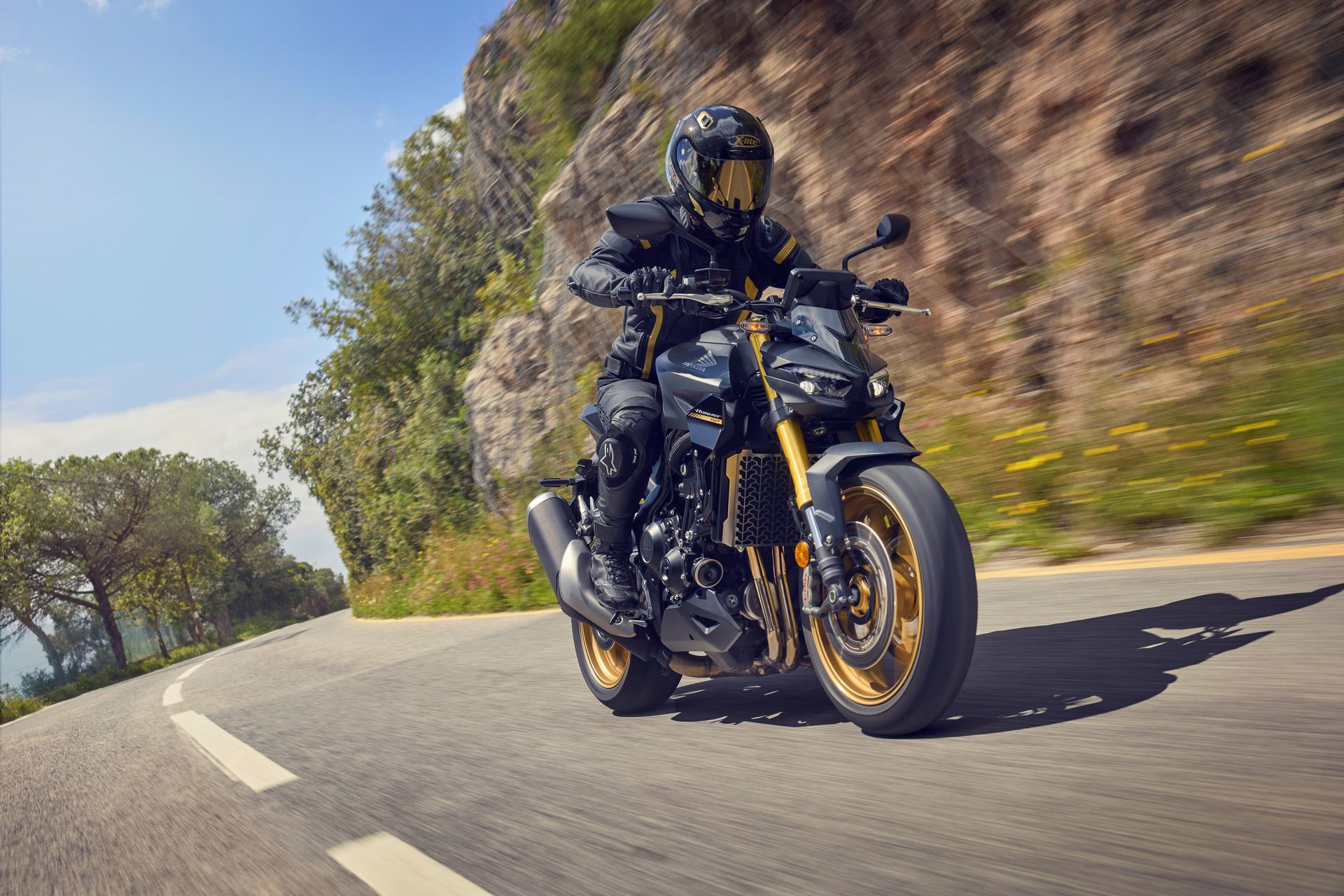 Nueva CB1000 Hornet 2025 en acción, diseño agresivo y prestaciones mejoradas.