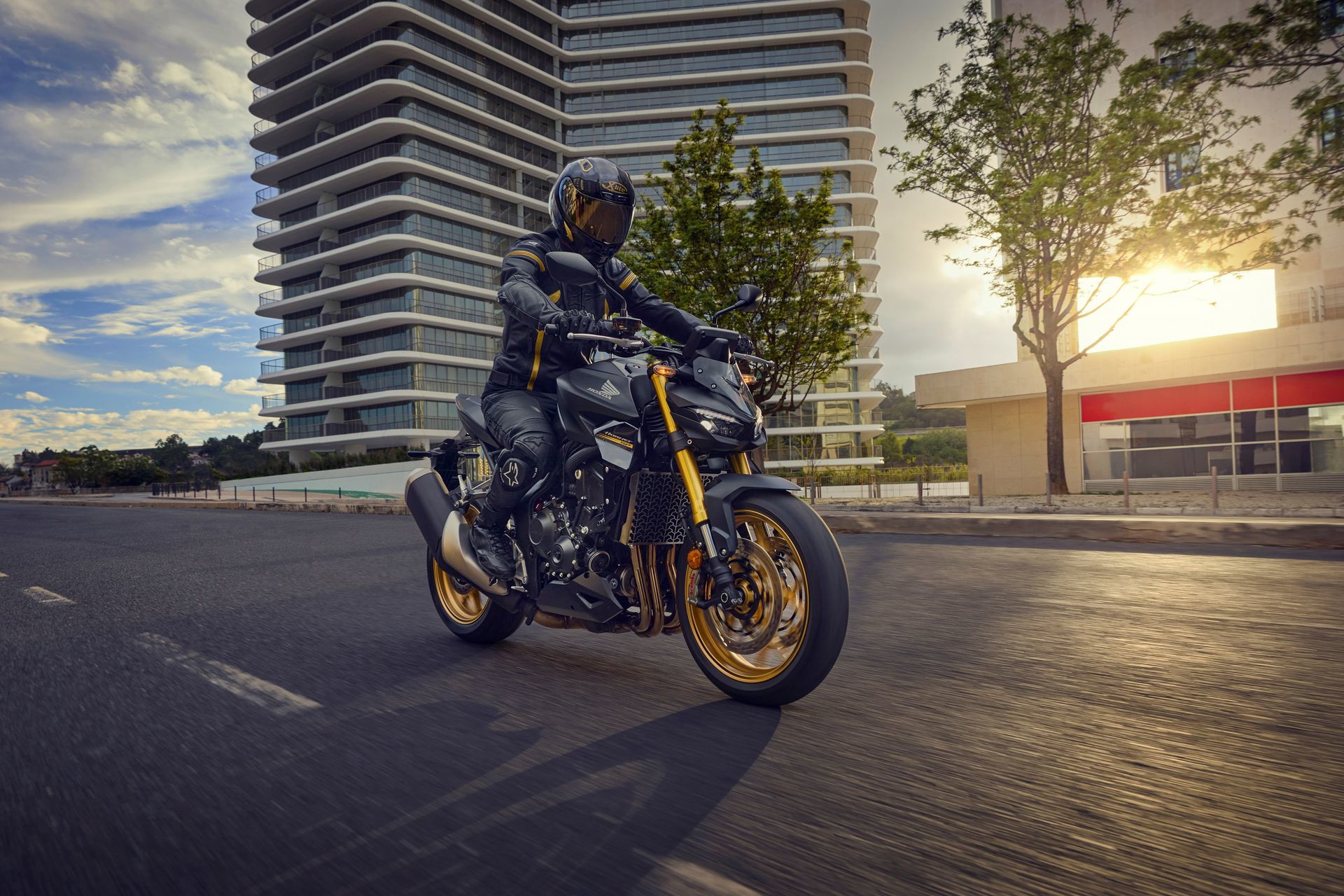 Renacimiento legendario: Honda CB1000 Hornet deslumbra con líneas agresivas y rendimiento excepcional.