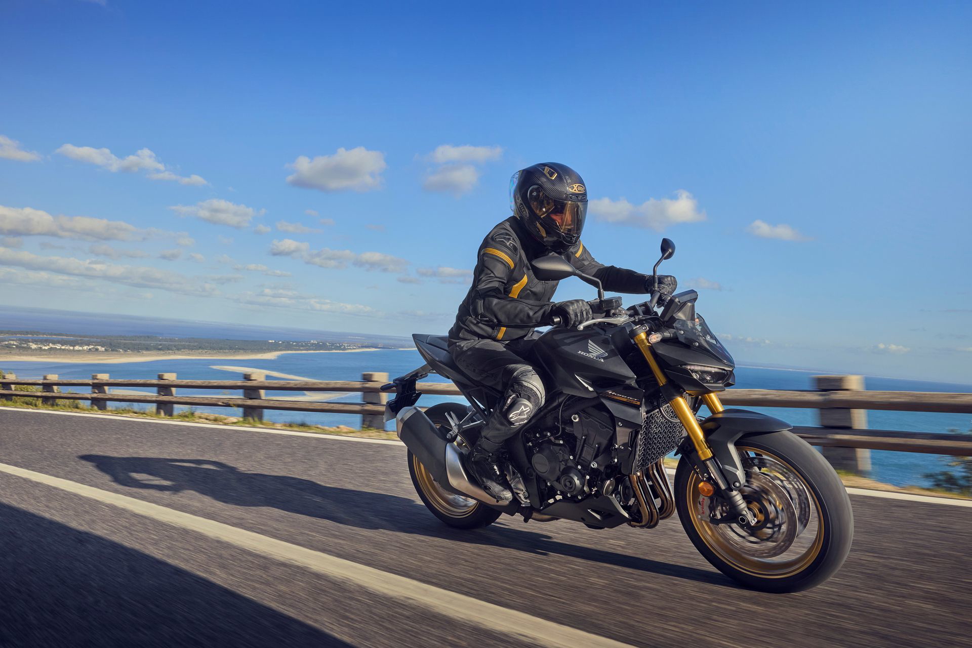 La Honda CB1000 Hornet 2025 capturada en su hábitat natural, irradiando deportividad y prestancia.
