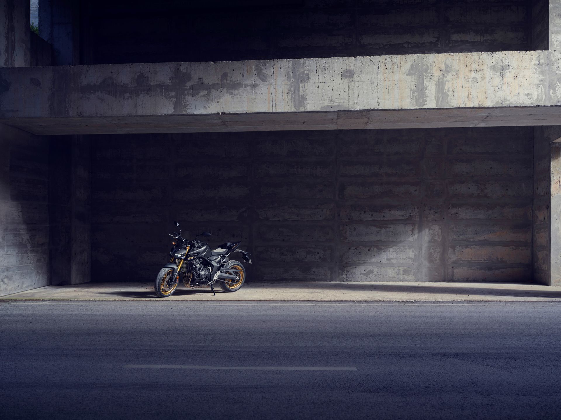 La renovada Honda CB1000 Hornet deslumbra con su estética agresiva y deportiva.
