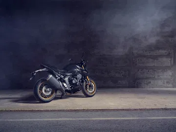 La nueva CB1000 Hornet deslumbra con su diseño agresivo y su postura imponente.