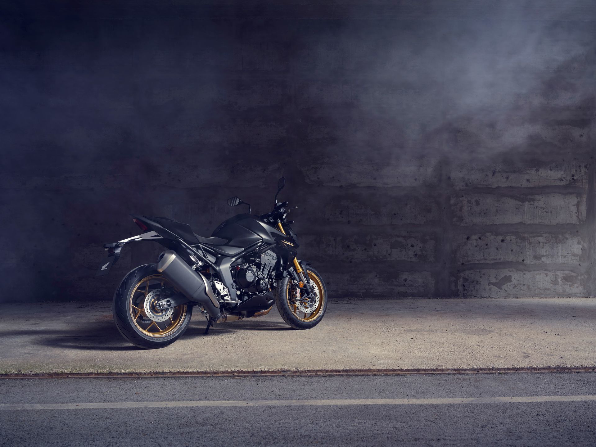 La nueva CB1000 Hornet deslumbra con su diseño agresivo y su postura imponente.