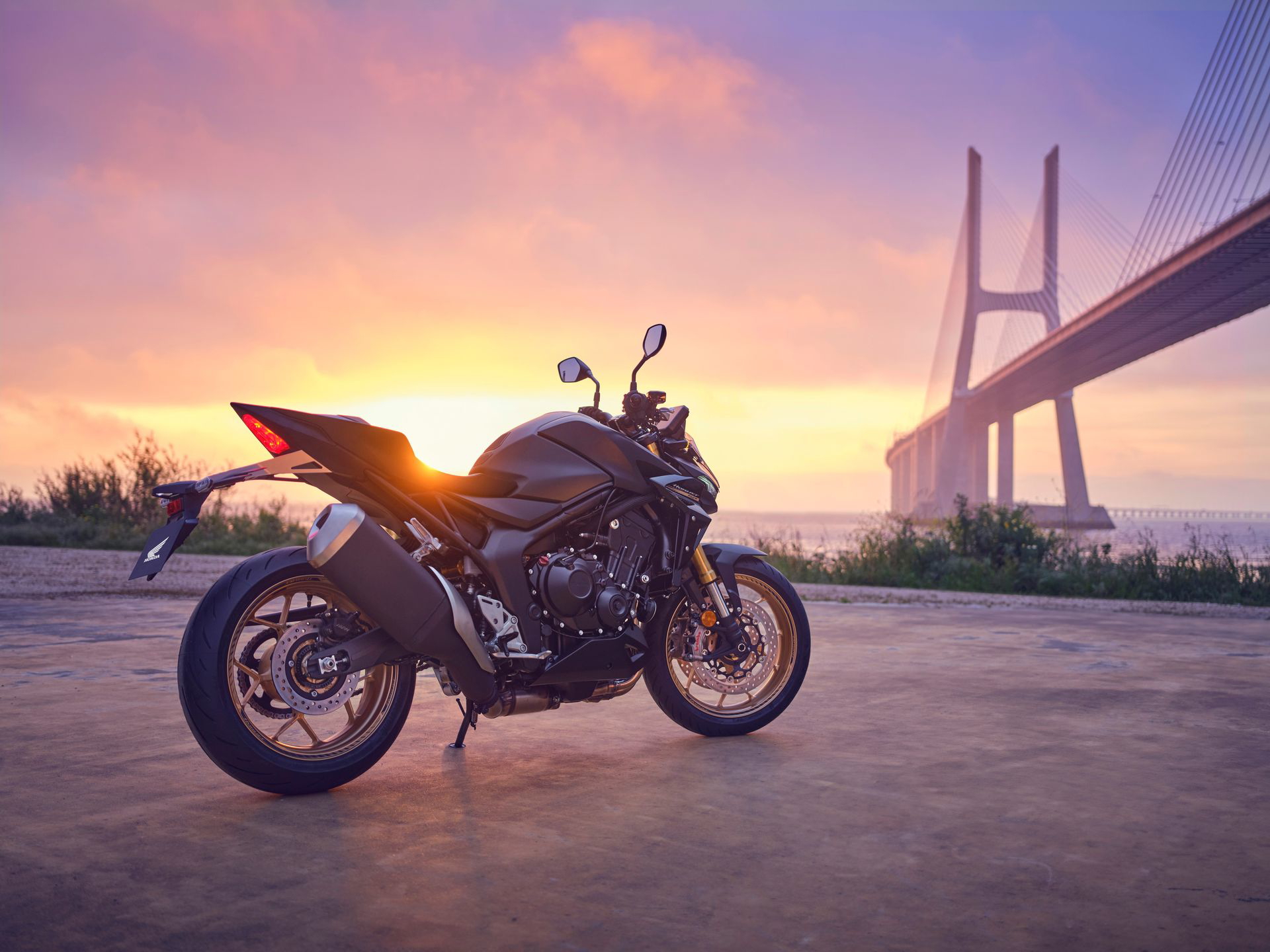 La Honda CB1000 Hornet resurge con una estética imponente y una mecánica pulida para emocionar.