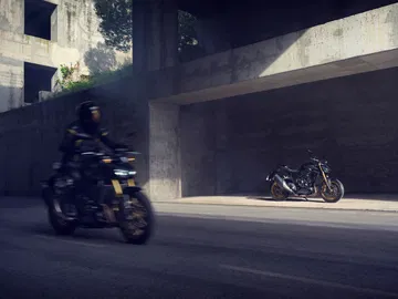 La Honda CB1000 Hornet 2025 capturada en acción, emociona con su diseño afilado.