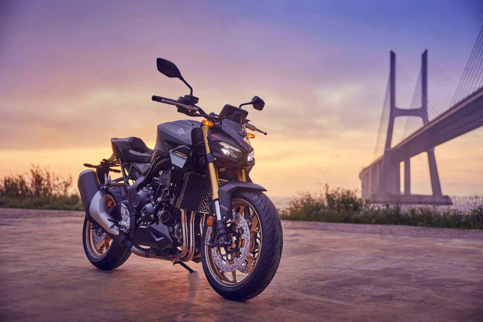 La Honda CB1000 Hornet posa majestuosamente, mostrando líneas agresivas y deportivas. La Honda CB1000 Hornet posa majestuosamente, mostrando líneas agresivas y deportivas.