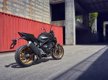 La renovada Honda CB1000 Hornet 2025 exhibe un diseño agresivo con líneas afiladas.