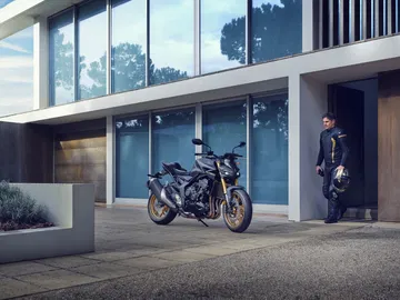 La nueva Honda CB1000 Hornet preside con estilo, una silueta que despierta emociones. La nueva Honda CB1000 Hornet preside con estilo, una silueta que despierta emociones.