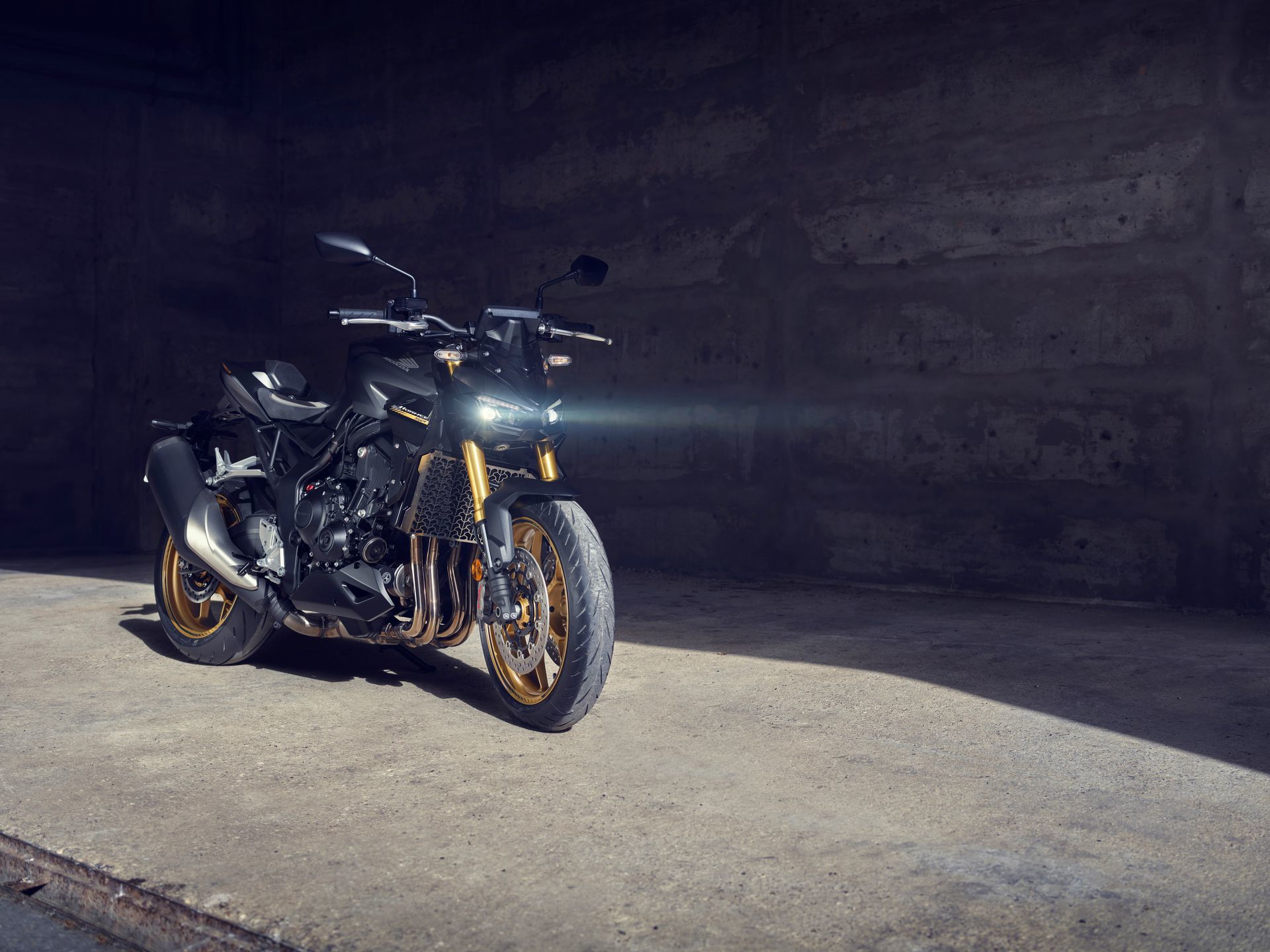 Reinvención de un clásico, la CB1000 Hornet brilla con su diseño agresivo.