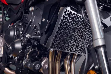 Vista detallada del motor de la CB1000 Hornet, mostrando su esencia japonesa.