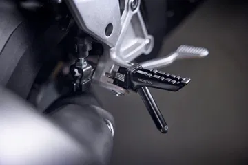 Manillar y controles de la Honda CB1000 Hornet 2025, precisión y estilo.